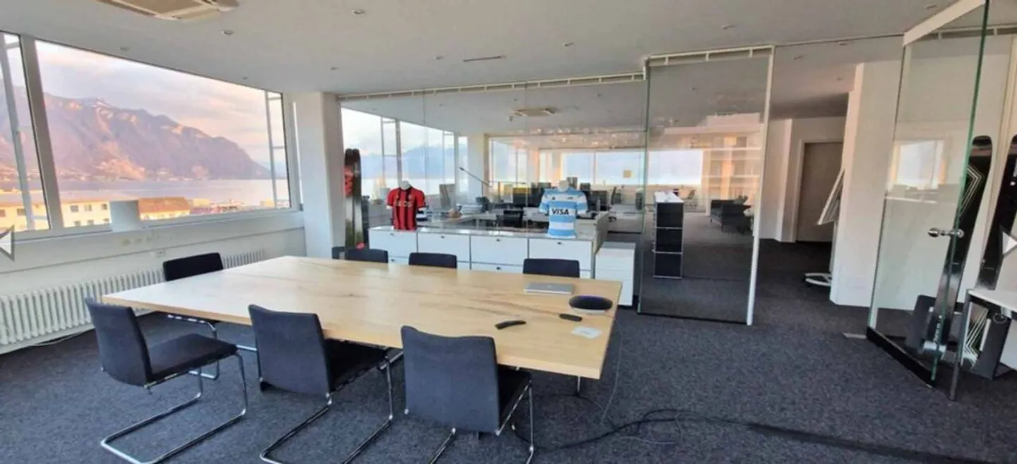 Regalati uno spazio di lavoro unico in condivisione con vista sul lago. - Foto 4 di 5