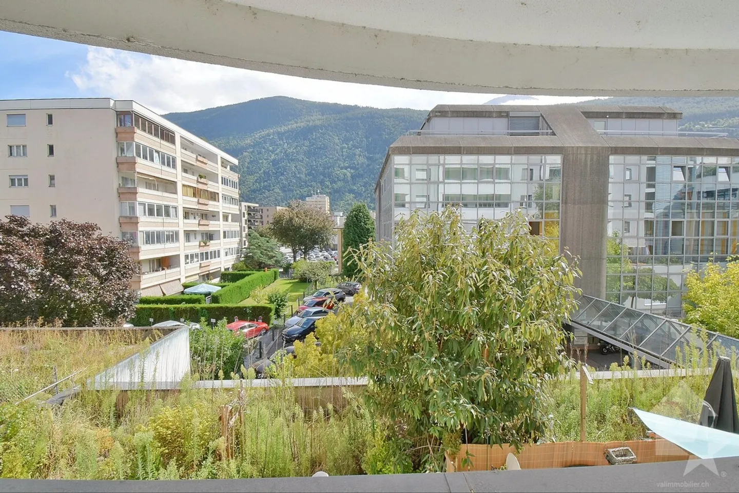 Close to the train station, 4.5 rooms with 3 indoor parking spaces - Photo 1 of 15
