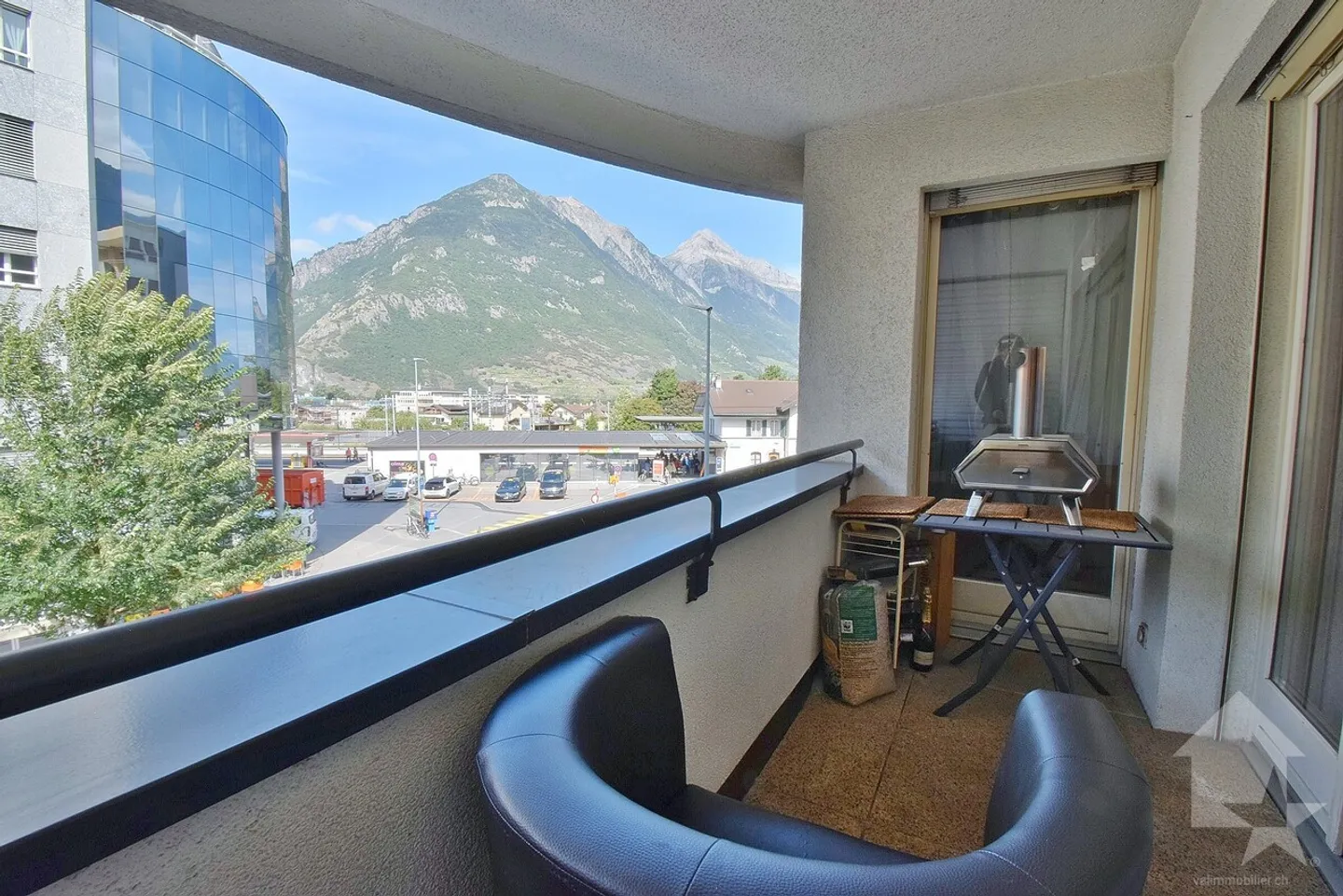 Close to the train station, 4.5 rooms with 3 indoor parking spaces - Photo 2 of 15