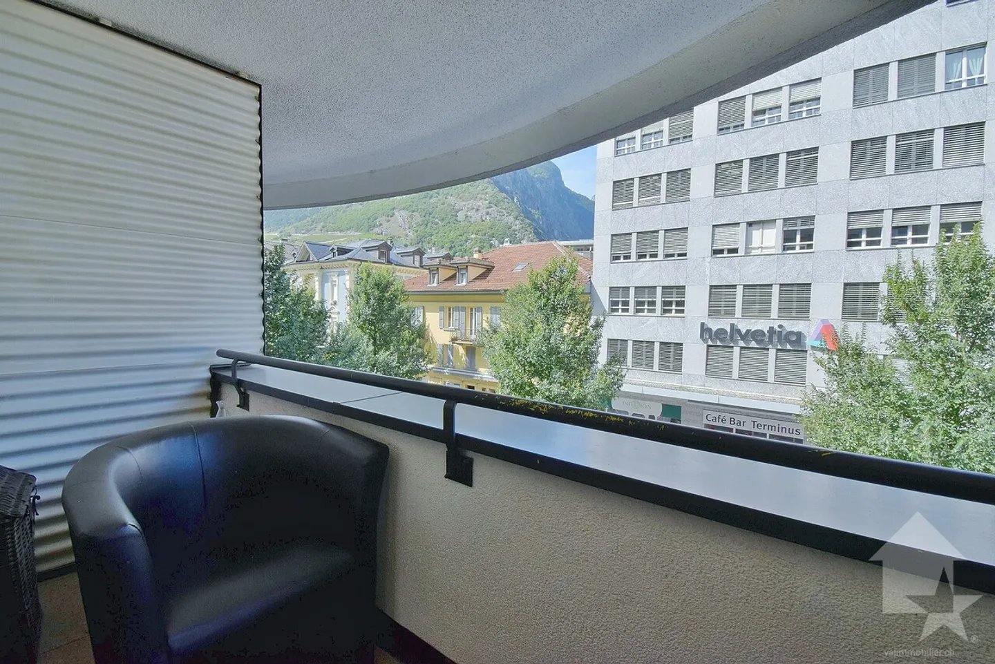 Close to the train station, 4.5 rooms with 3 indoor parking spaces - Photo 3 of 15