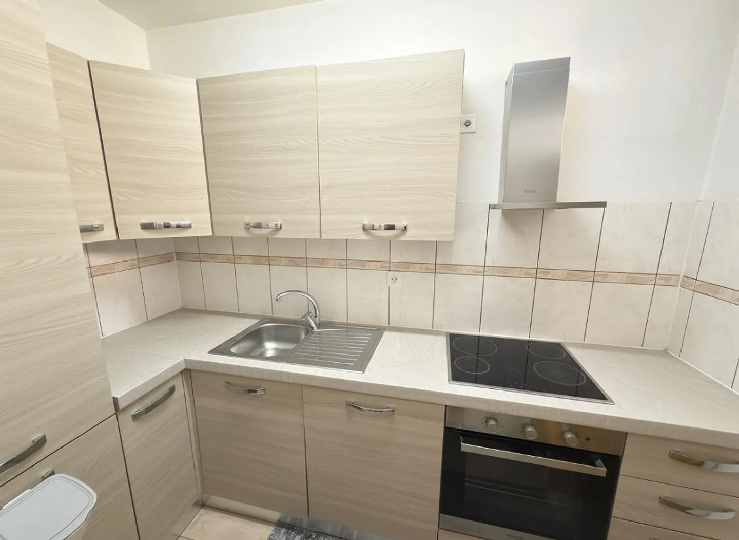 Appartement de 4,5 pièces au deuxième étage avec parking extérieur - Photo 2 sur 10