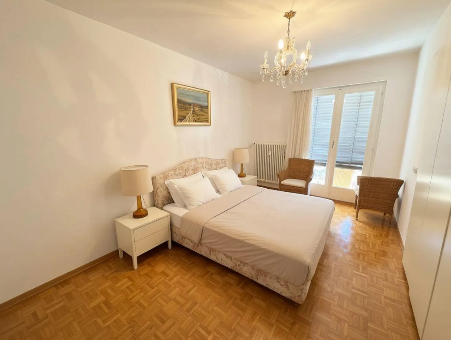Appartement de 4,5 pièces au deuxième étage avec parking extérieur - Photo 4 sur 10