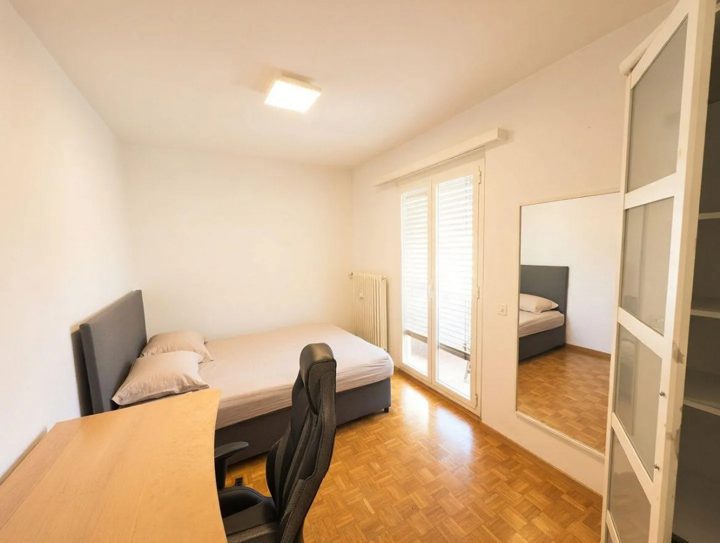 Appartement de 4,5 pièces au deuxième étage avec parking extérieur - Photo 5 sur 10