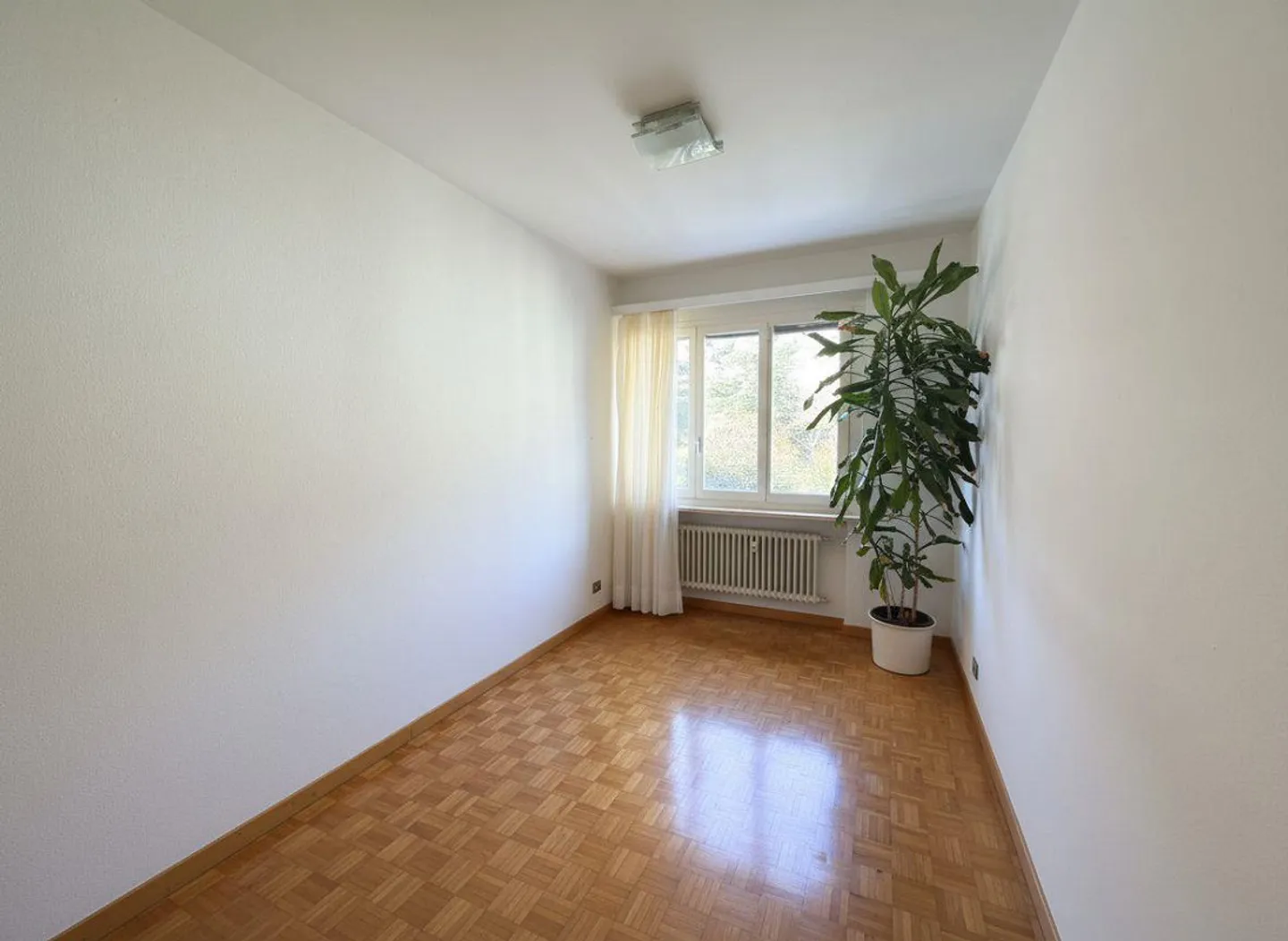Appartement de 4,5 pièces au deuxième étage avec parking extérieur - Photo 6 sur 10