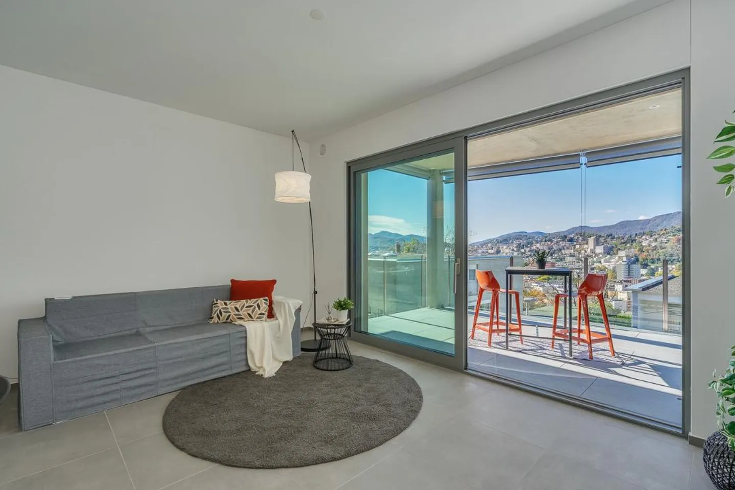 PREGASSONA · ELEGANT 3½-ROOM PENTHOUSE WITH COVERED TERRACE AND GARDEN - Photo 4 of 10