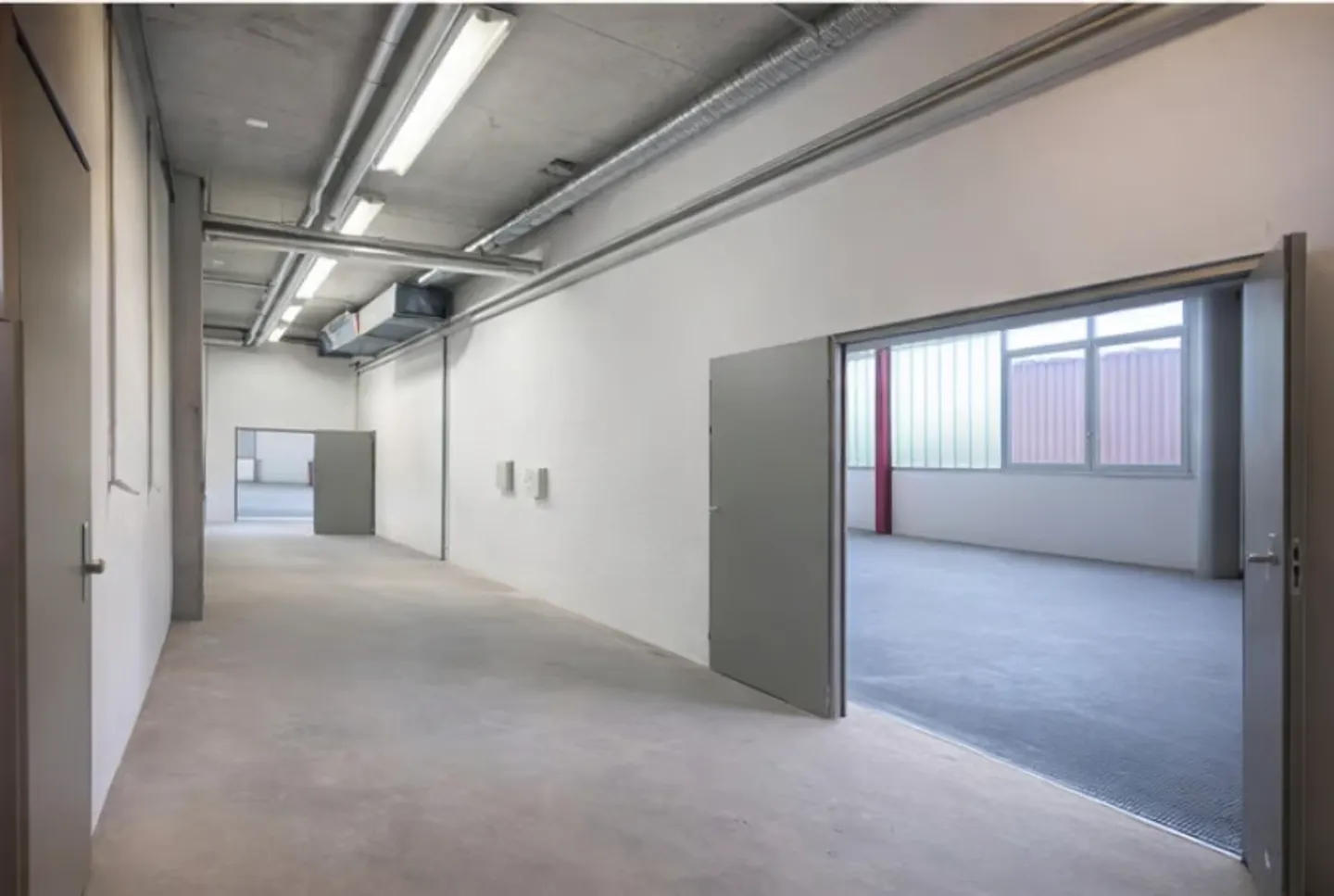 Espace commercial spacieux et polyvalent dans un emplacement central à Bülach - Photo 1 sur 5