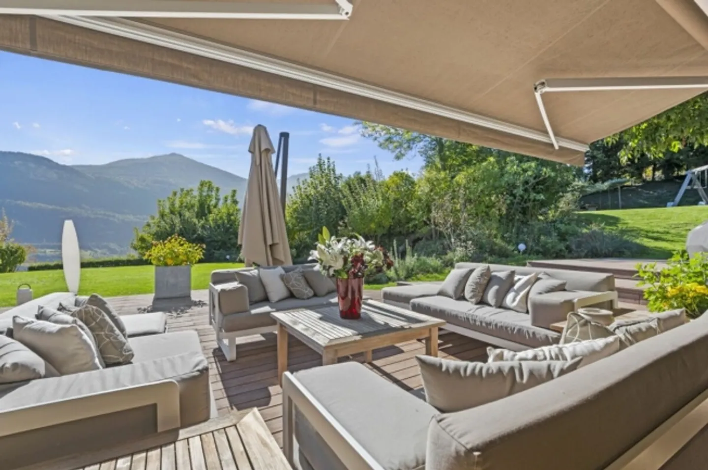 Villa prestigiosa in una posizione da sogno con vista libera - Foto 3 di 13