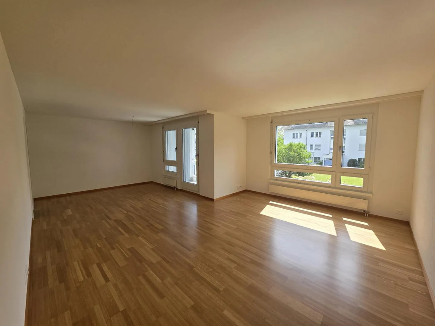 Spacious, newly renovated 3.5 room apartment for rent - Photo 1 of 8