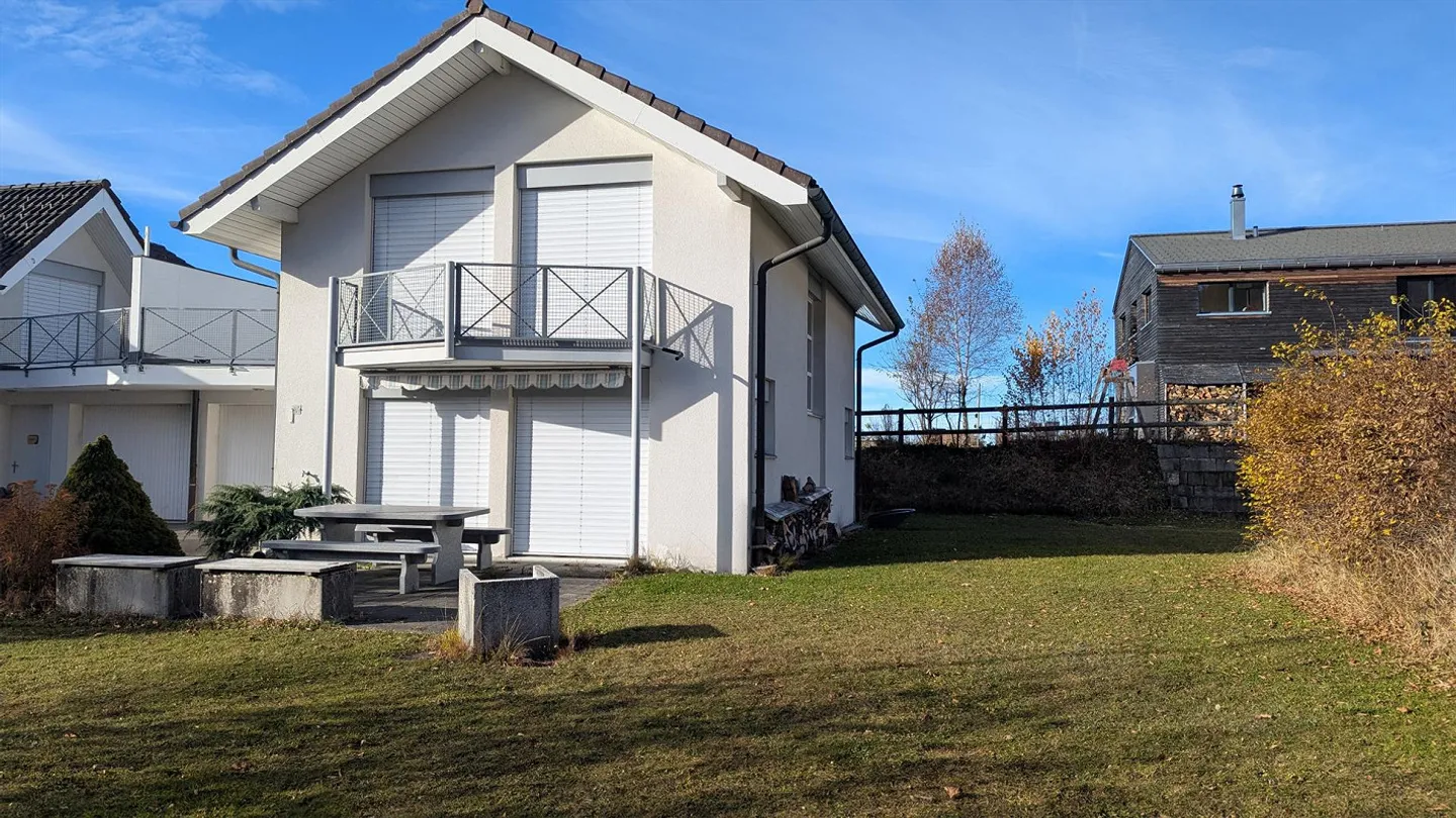 Charming 4.5-room single-family house with stunning views - Photo 1 of 12