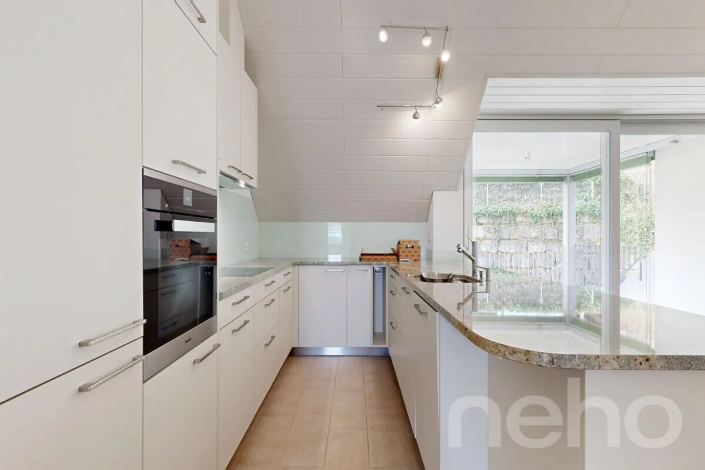 Appartement sous les combles moderne de 4,5 pièces dans un emplacement central mais calme - Photo 2 sur 12