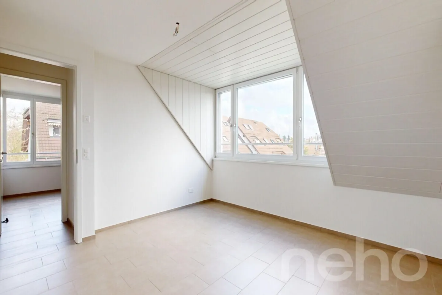 Appartement sous les combles moderne de 4,5 pièces dans un emplacement central mais calme - Photo 4 sur 12