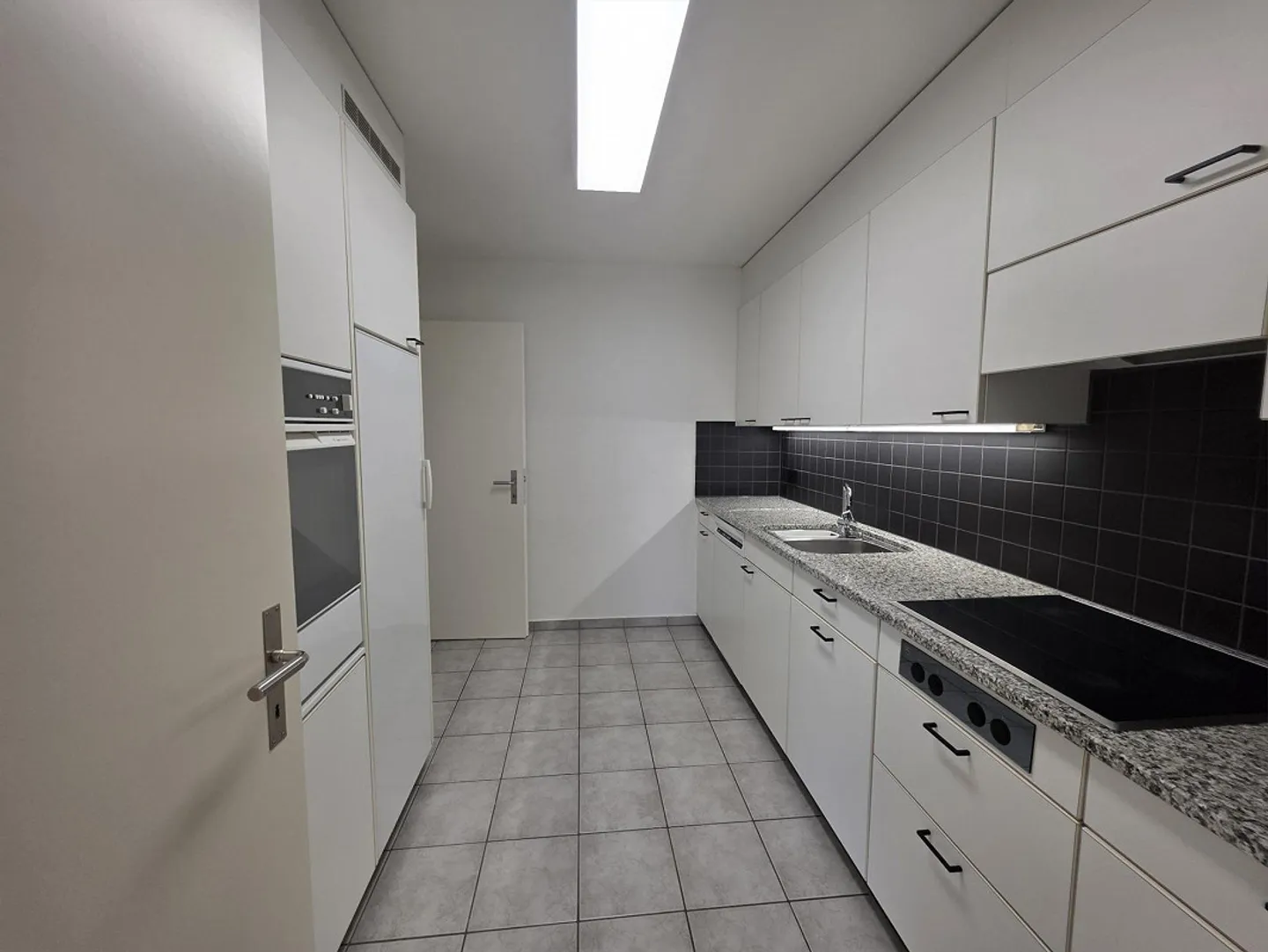 Spacious, newly renovated 3.5 room apartment for rent - Photo 3 of 8