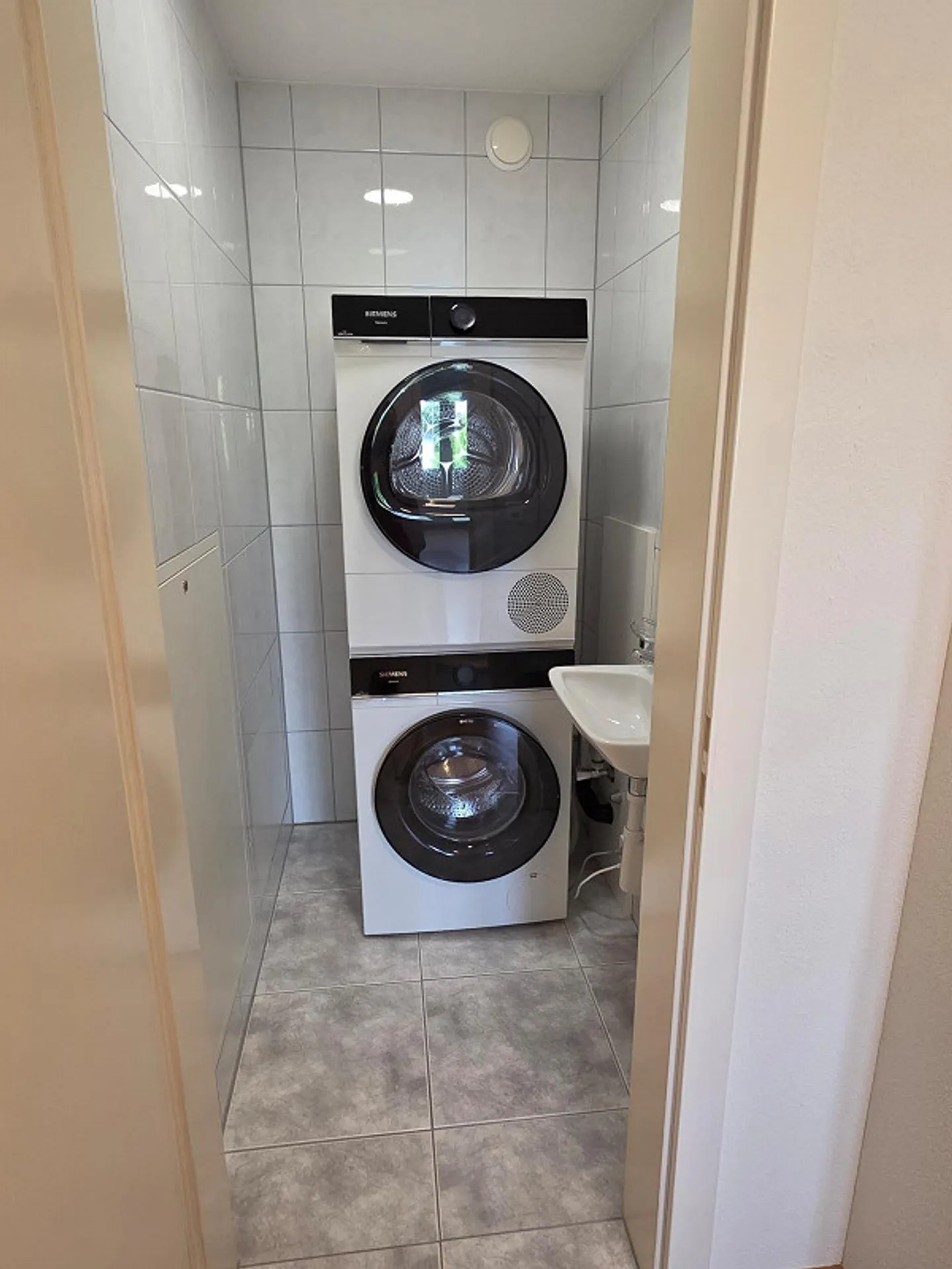 Spacious, newly renovated 3.5 room apartment for rent - Photo 7 of 8
