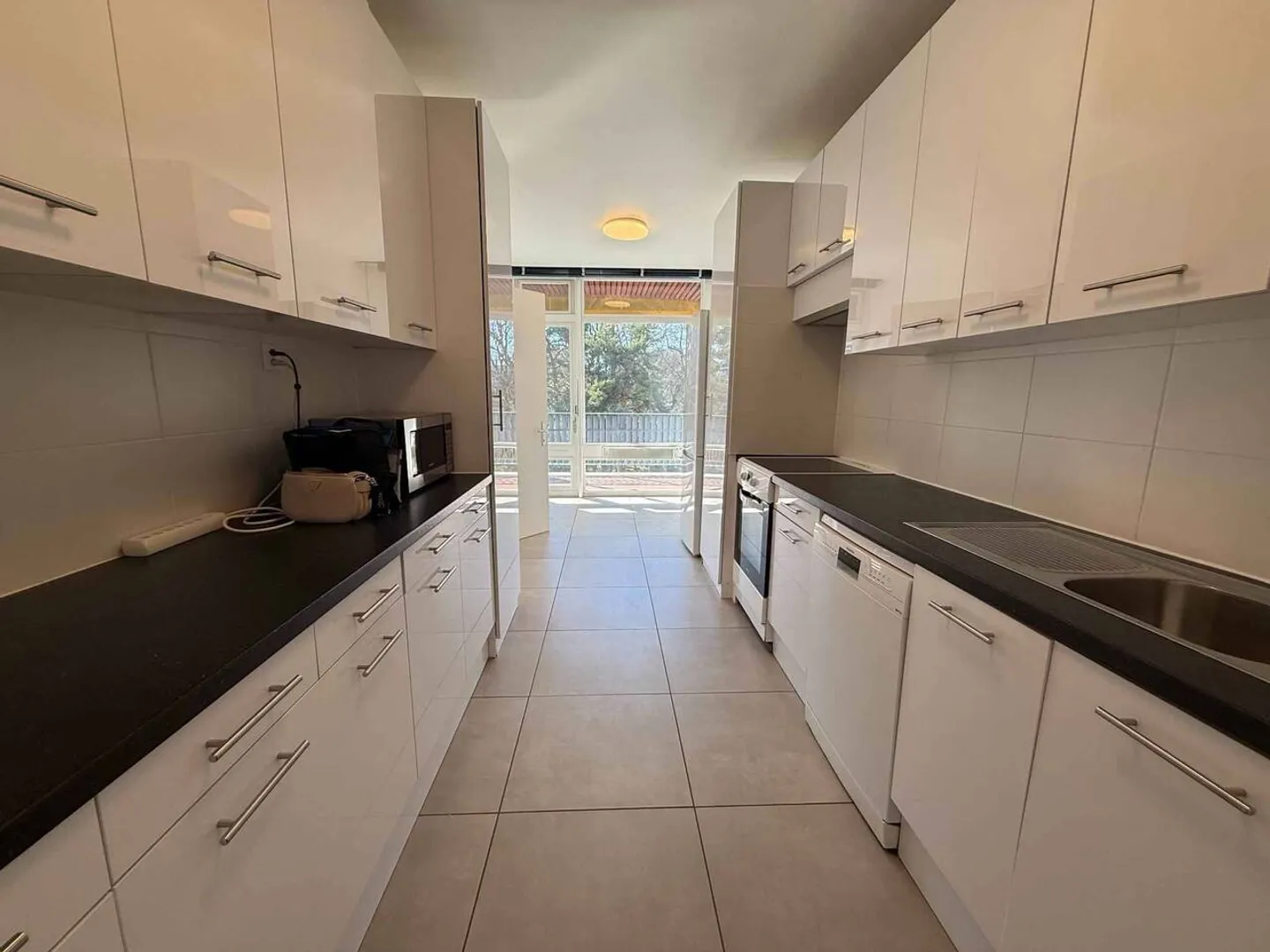 Appartamento di Lusso con Piscine - Foto 4 di 11