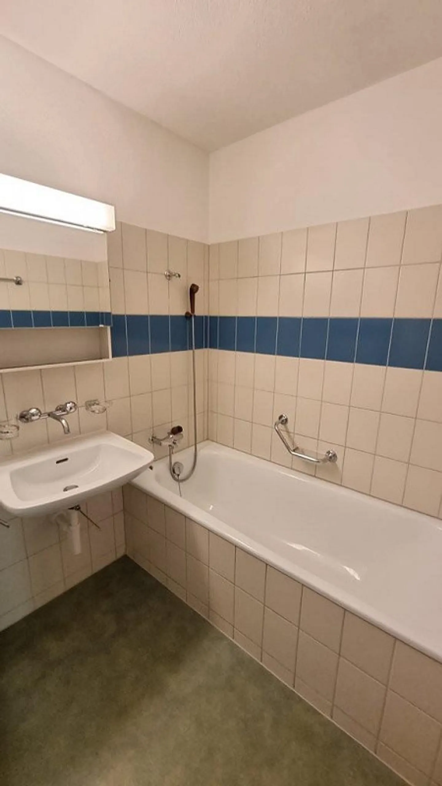 Family apartment seeks new residents! - Photo 5 of 7