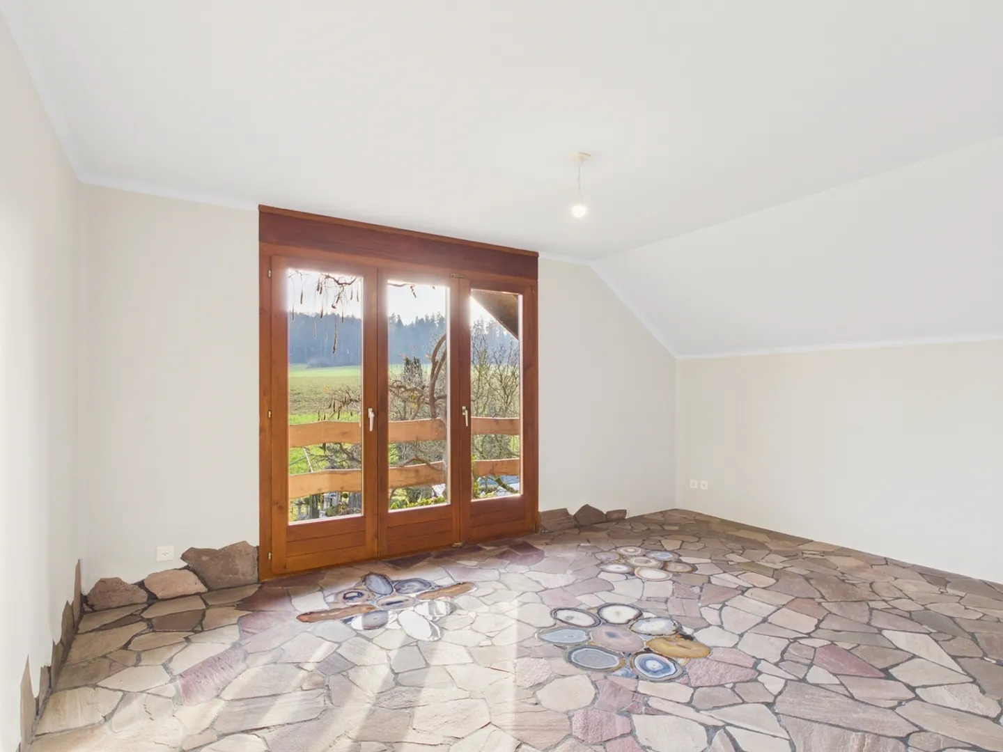 Ampia casa plurifamiliare di 4,5 stanze con una magnifica vista sul verde a Münchenwiler - Foto 5 di 12