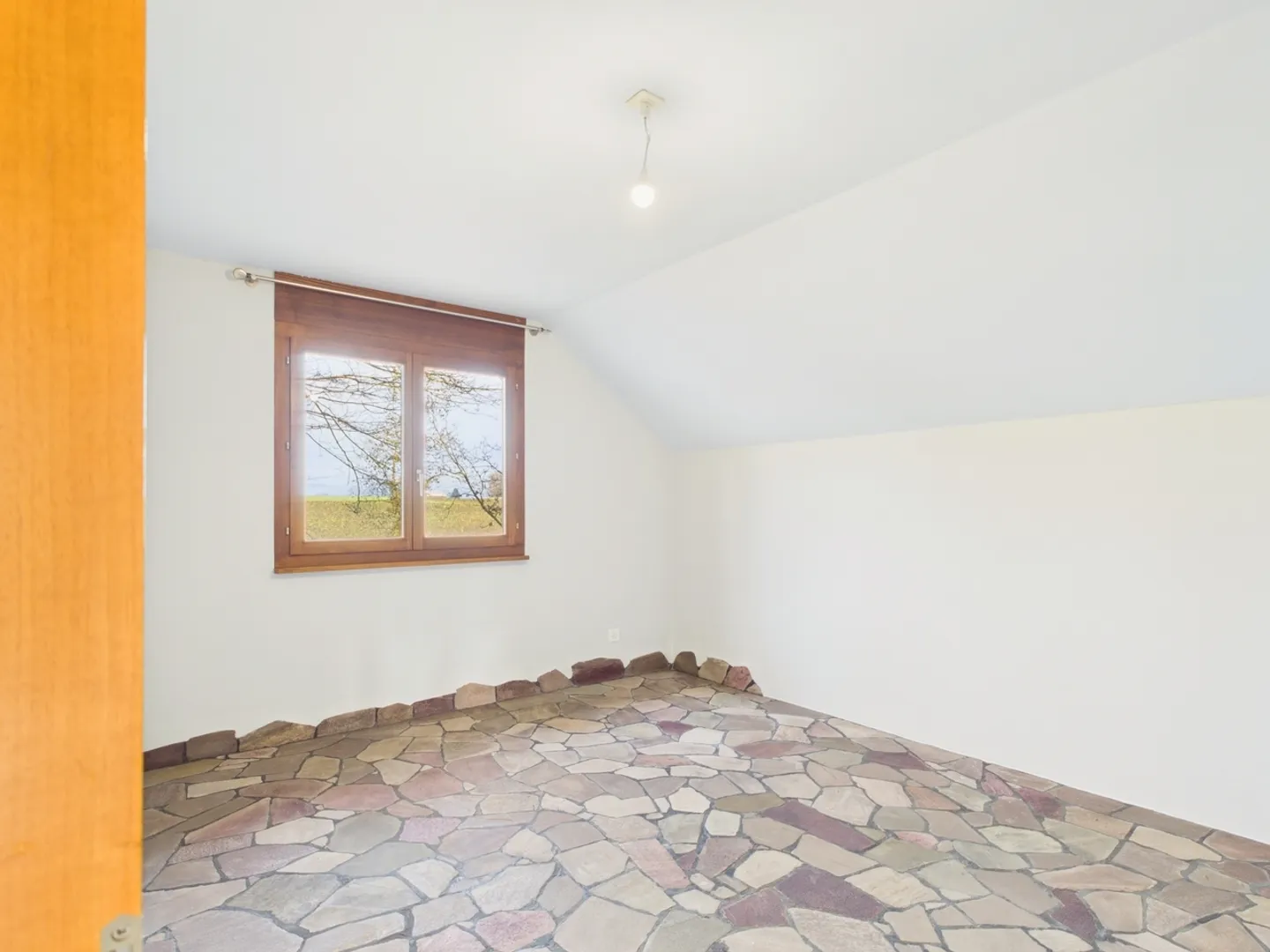 Ampia casa plurifamiliare di 4,5 stanze con una magnifica vista sul verde a Münchenwiler - Foto 7 di 12