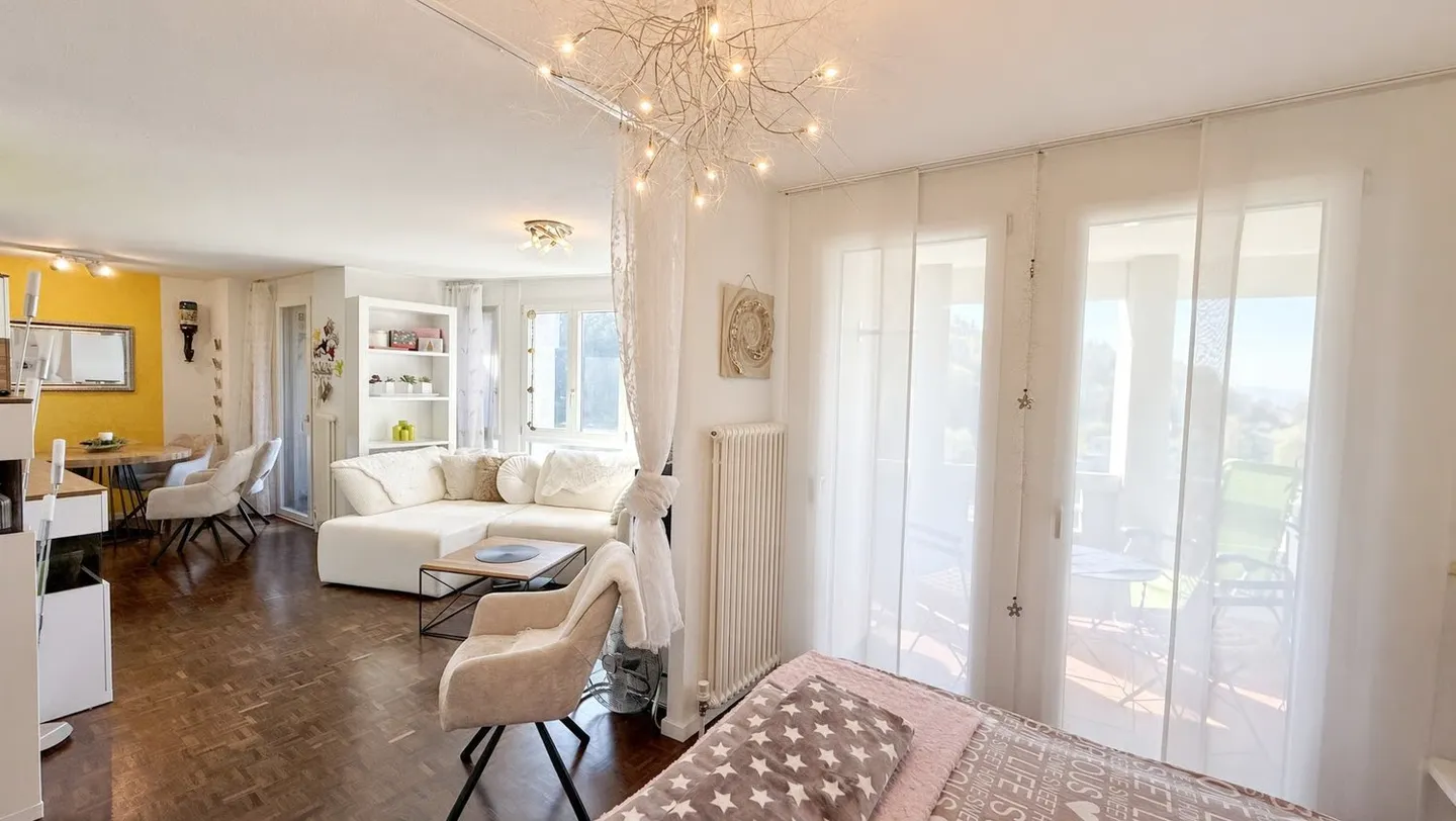 Charmante appartement de 2,5 pièces au dernier étage avec vue panoramique à Saint-Gall - Photo 2 sur 8
