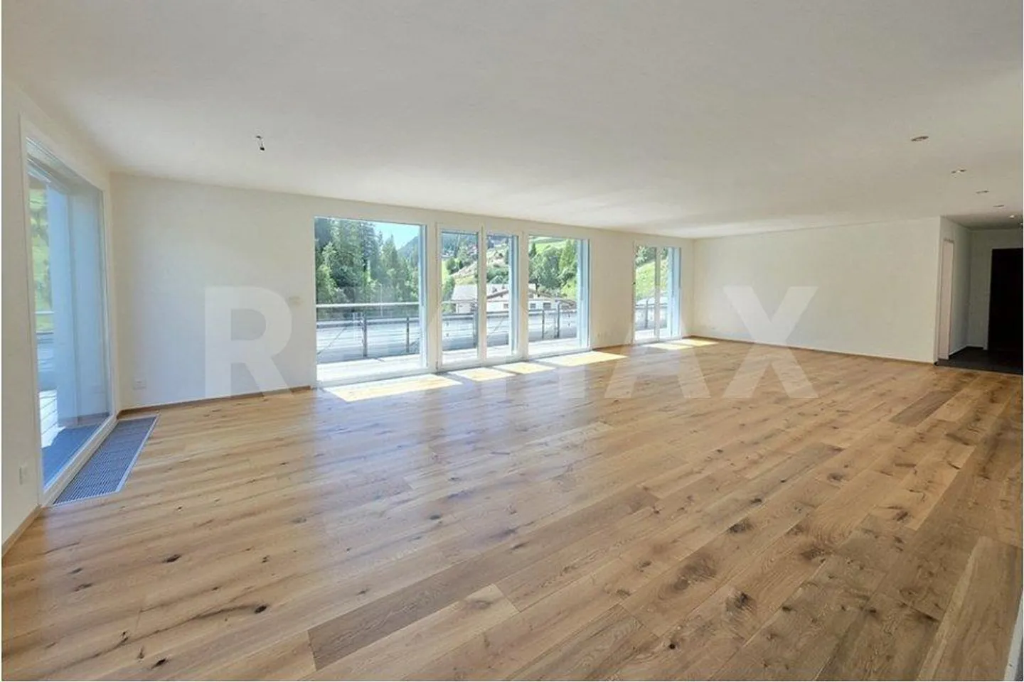 Appartement en penthouse spacieux de 4,5 pièces - Photo 3 sur 10