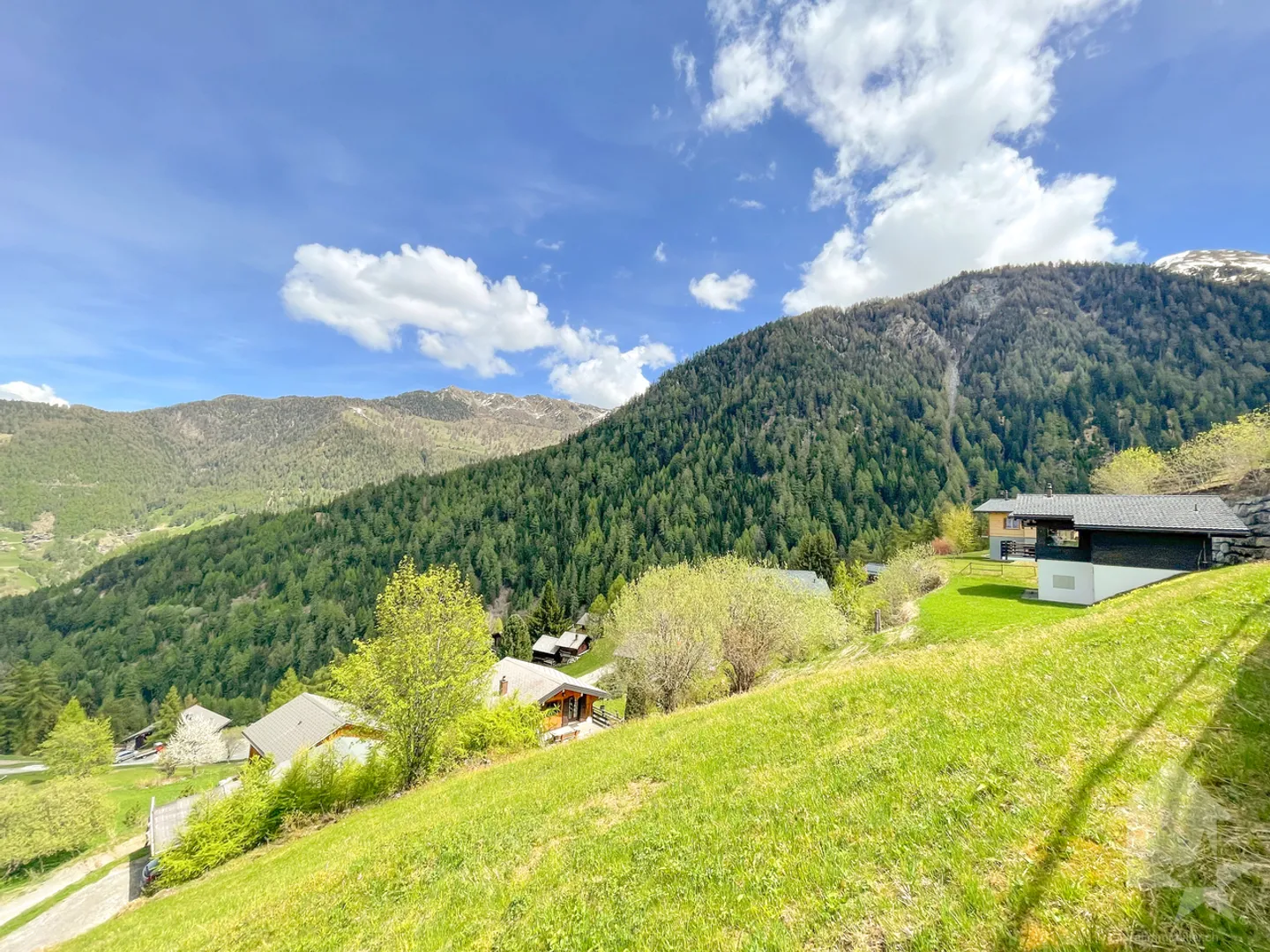 Jolie parcelle de 700m2 à bâtir! - Photo 1 sur 4