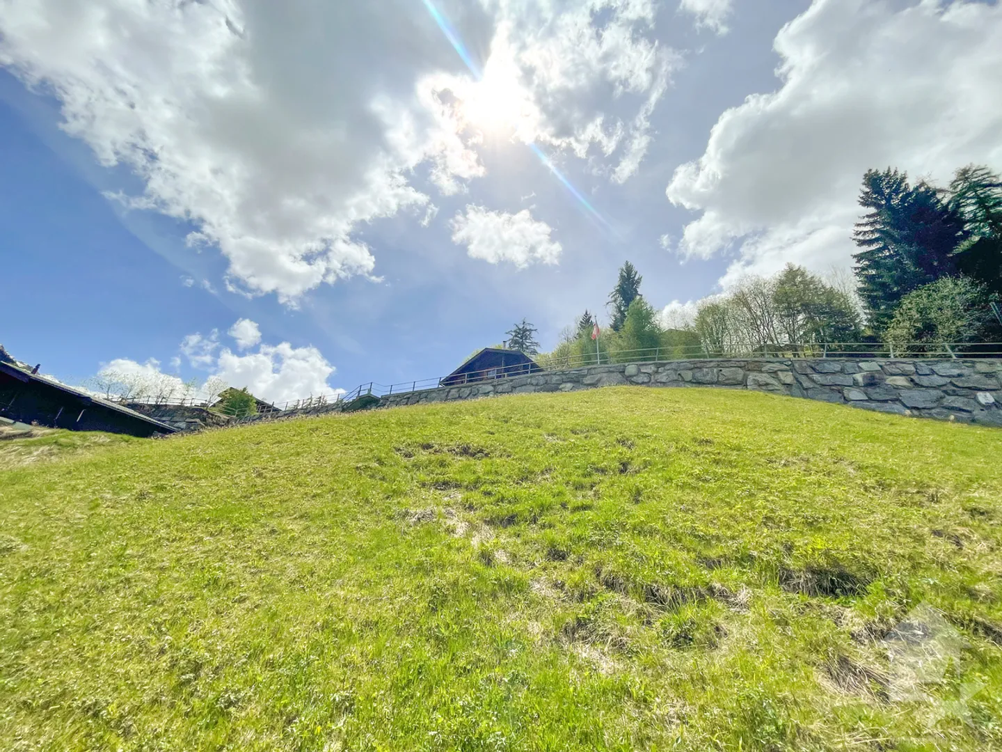 Jolie parcelle de 700m2 à bâtir! - Photo 2 sur 4