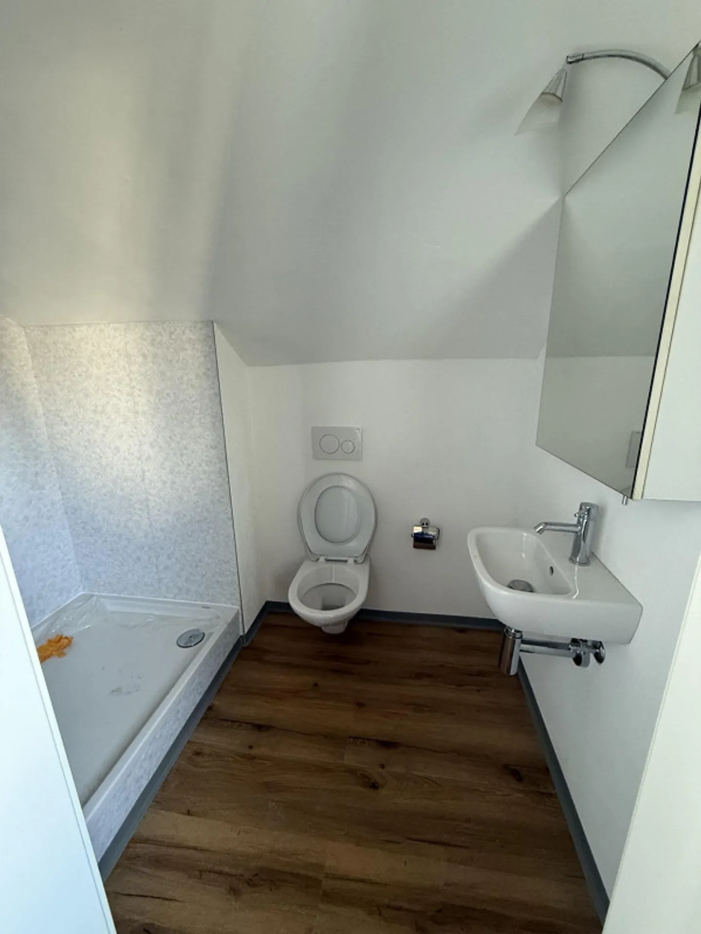 Freshly renovated, bright 3-room attic apartment, perfect location - Photo 3 of 11