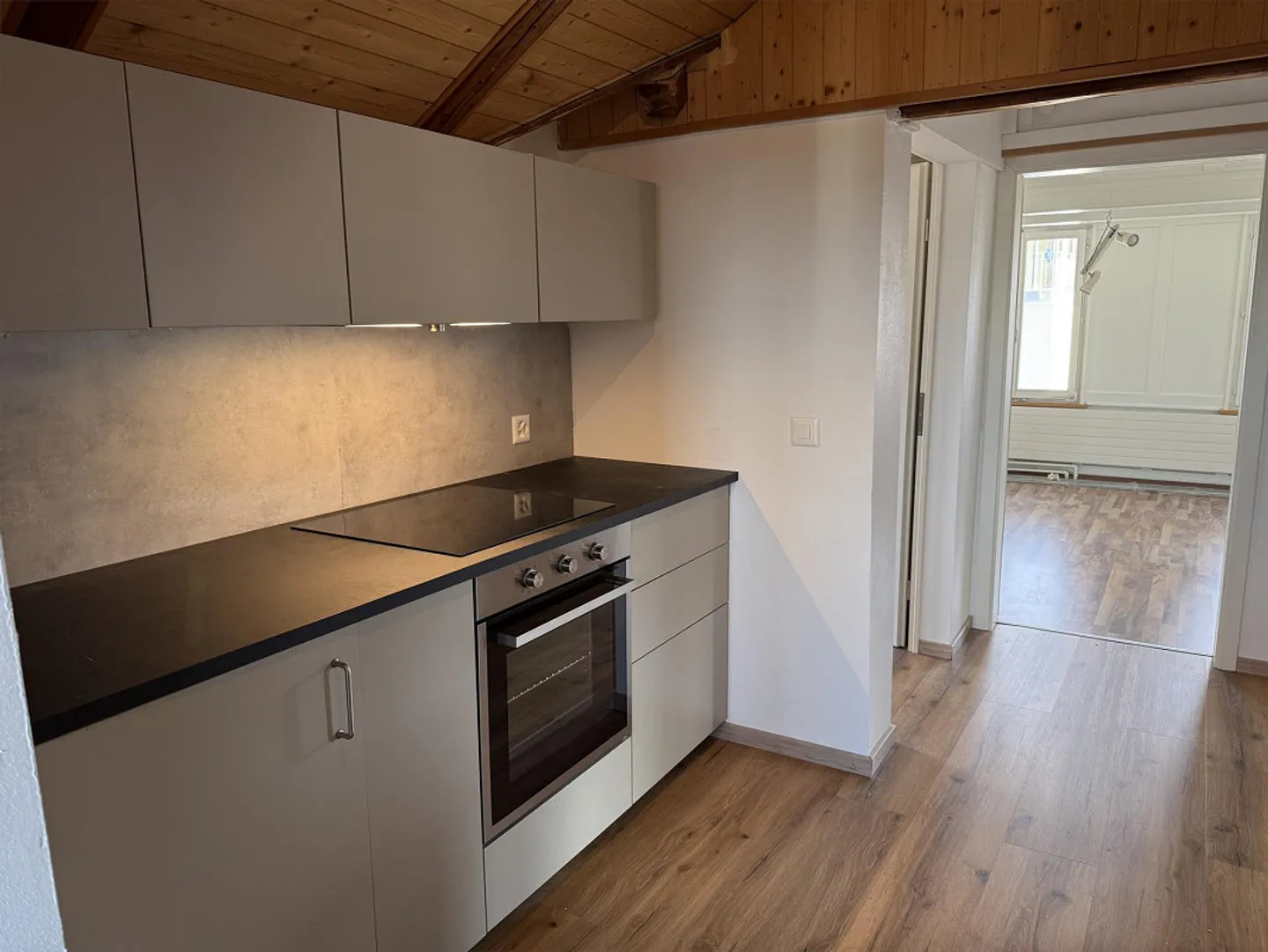 Freshly renovated, bright 3-room attic apartment, perfect location - Photo 4 of 11