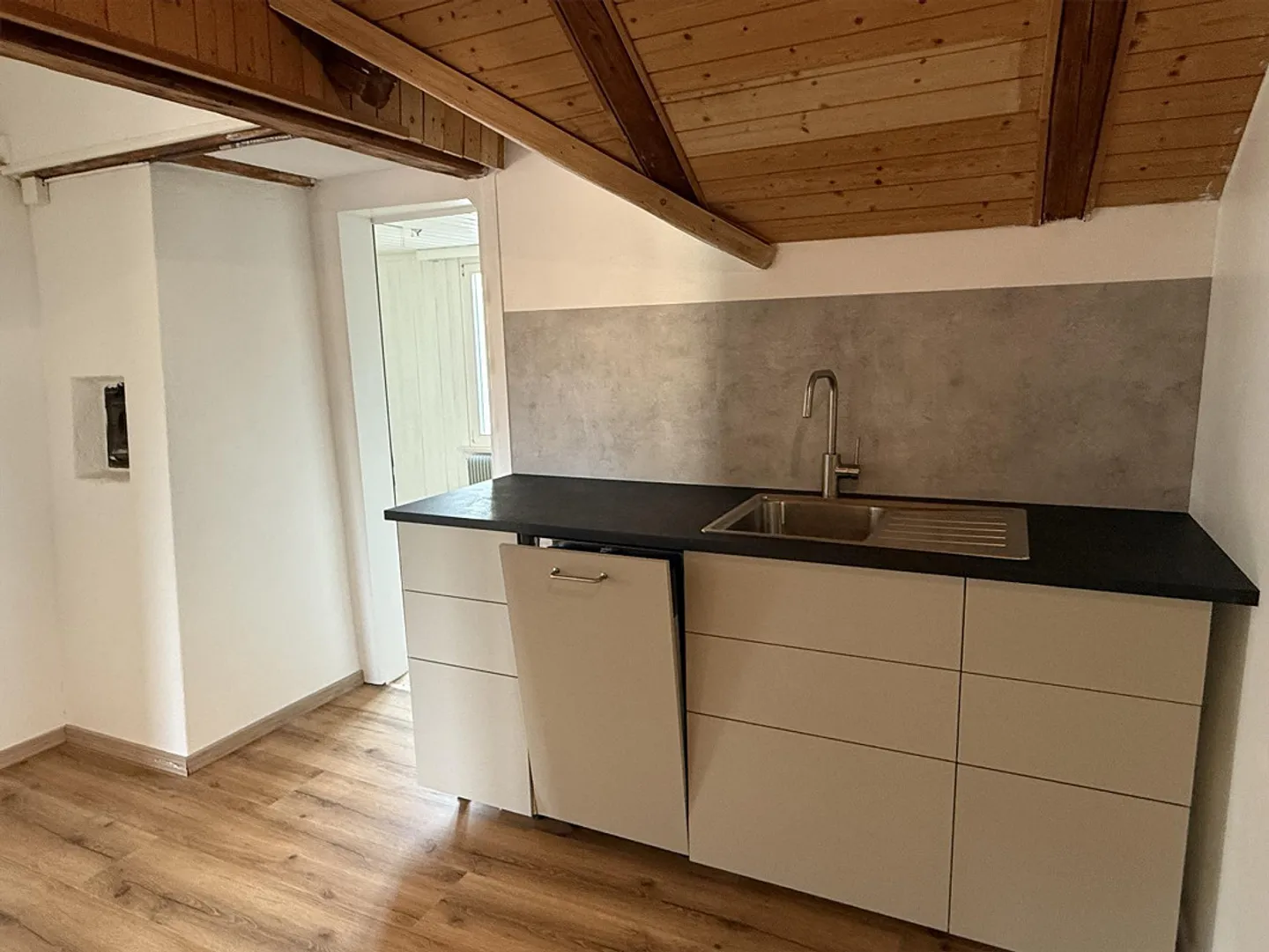 Freshly renovated, bright 3-room attic apartment, perfect location - Photo 5 of 11