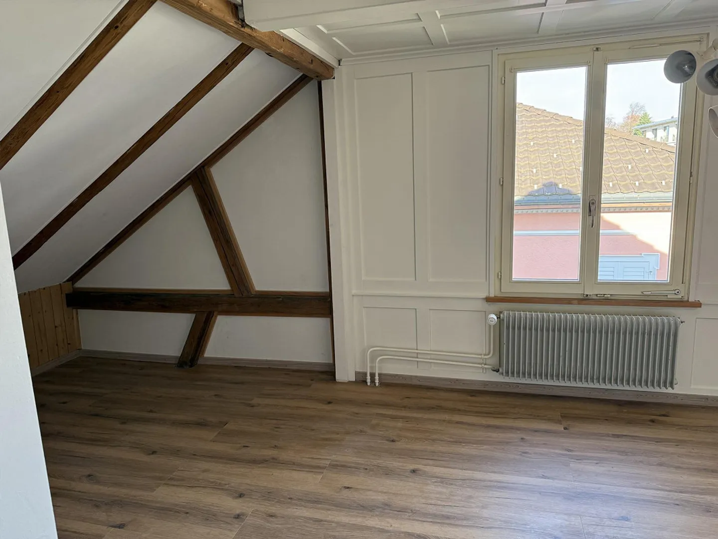 Freshly renovated, bright 3-room attic apartment, perfect location - Photo 9 of 11