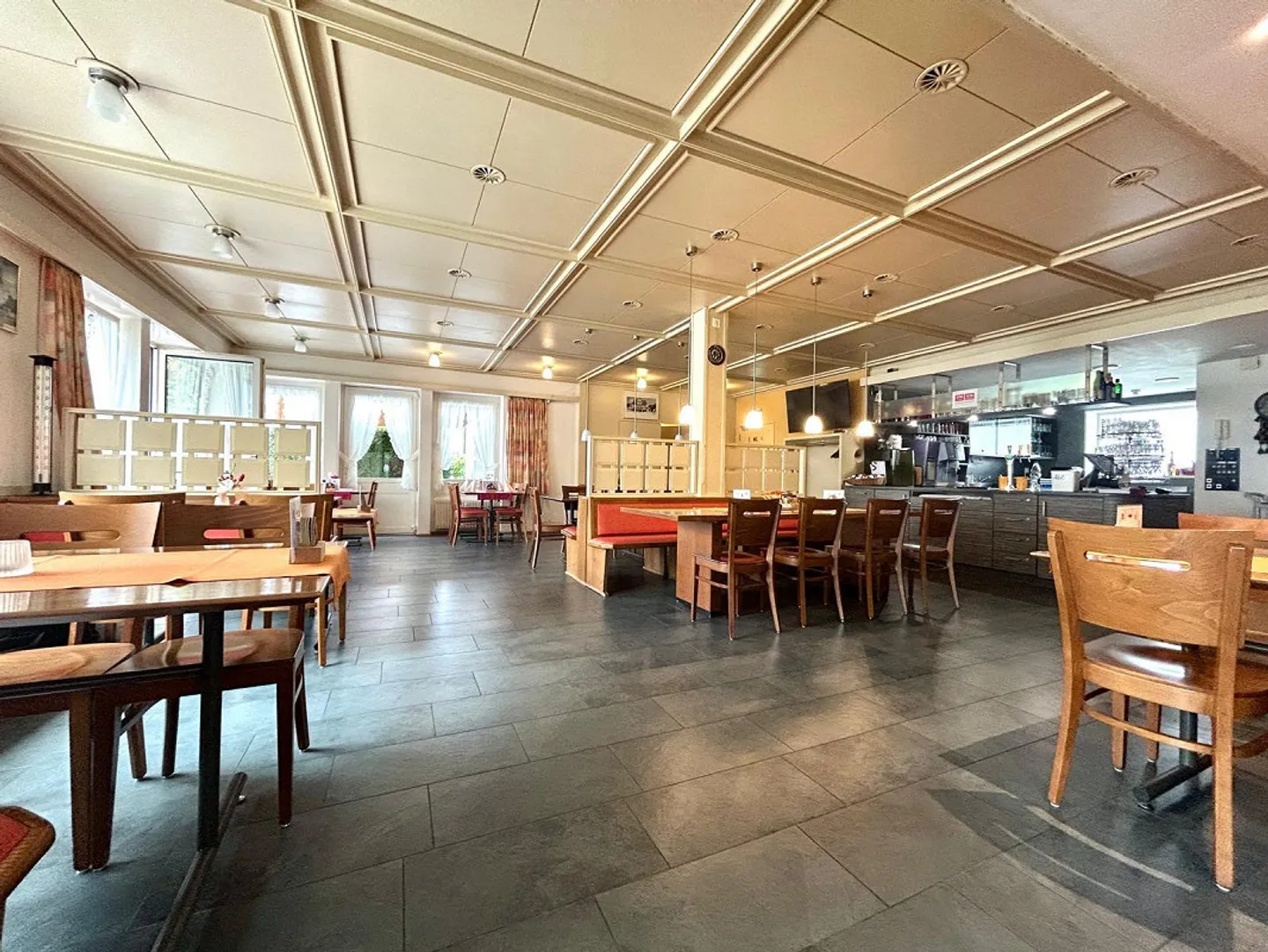 Restaurant de quartier traditionnel à St. Gallen St. Georgen - Photo 2 sur 12