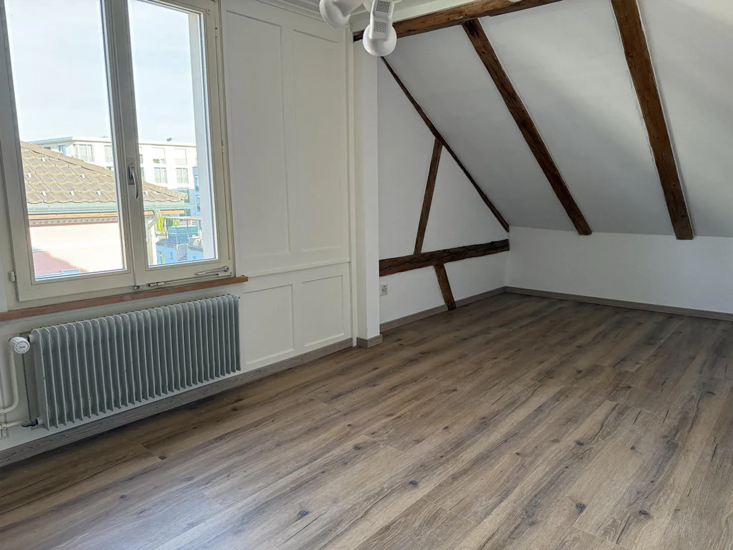 Freshly renovated, bright 3-room attic apartment, perfect location - Photo 10 of 11