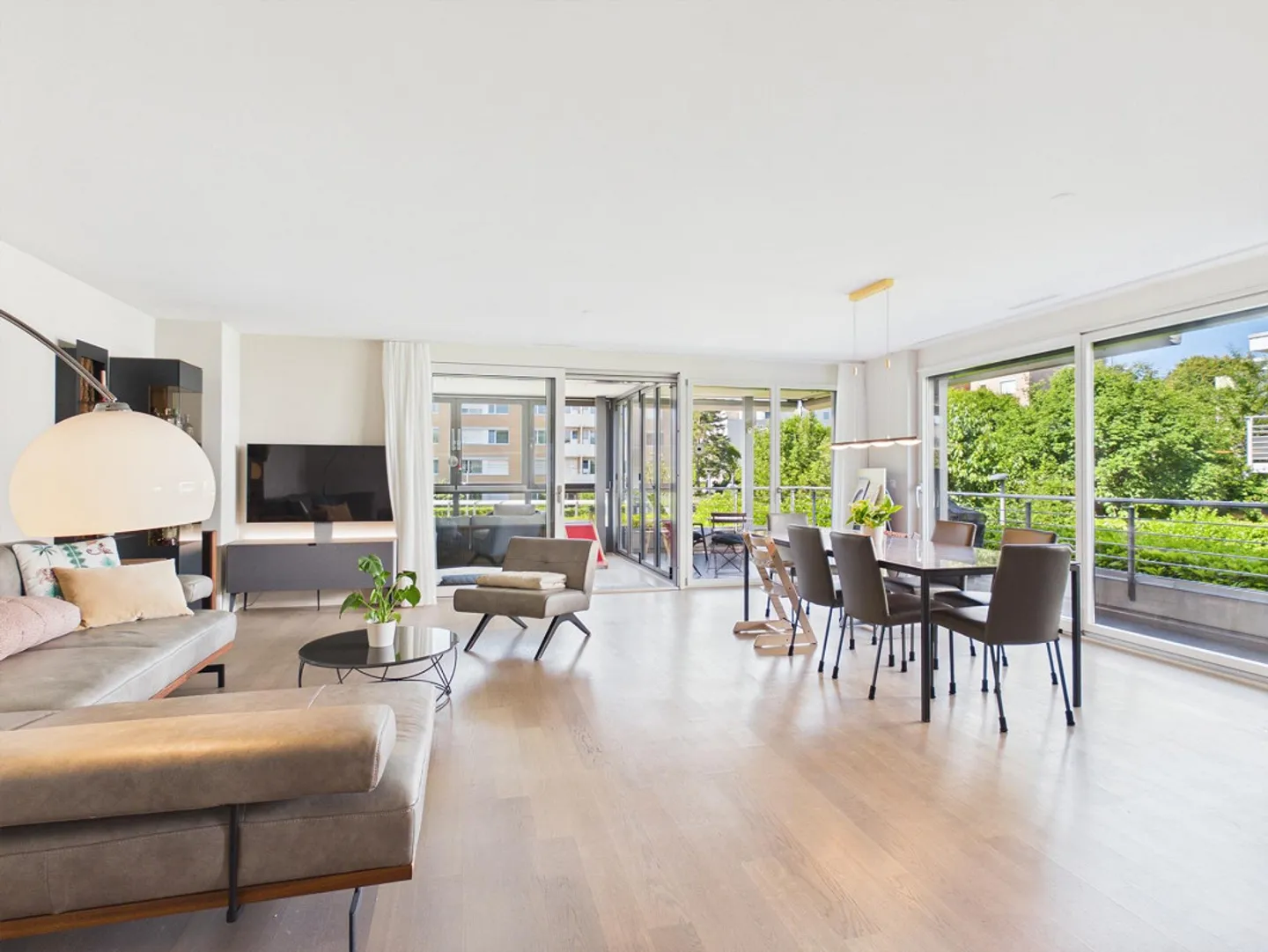 Bright 4.5-Room Minergie Apartment with Winter Garden and Balcony - Photo 2 of 15