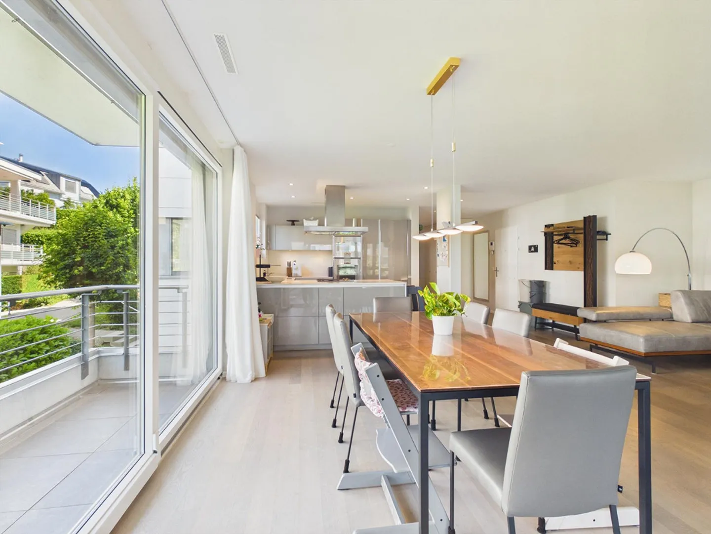 Bright 4.5-Room Minergie Apartment with Winter Garden and Balcony - Photo 3 of 15