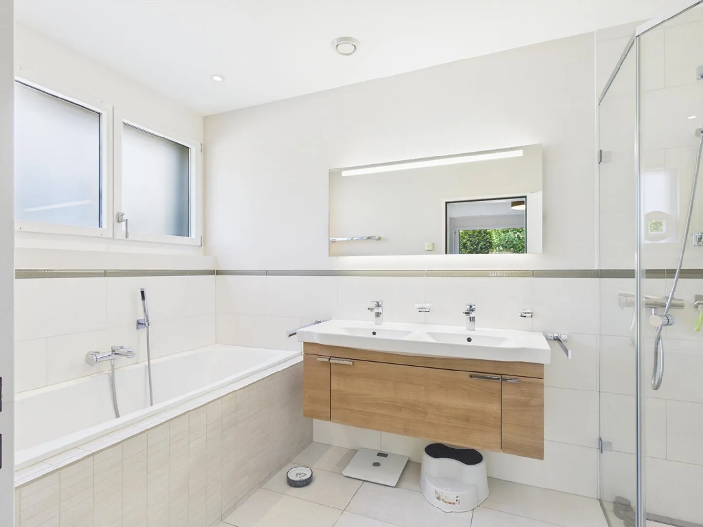 Bright 4.5-Room Minergie Apartment with Winter Garden and Balcony - Photo 7 of 15