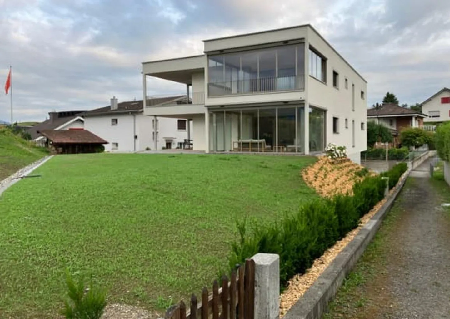 Appartement moderne de 4,5 pièces en rez-de-chaussée dans une maison bifamiliale - Photo 1 sur 10