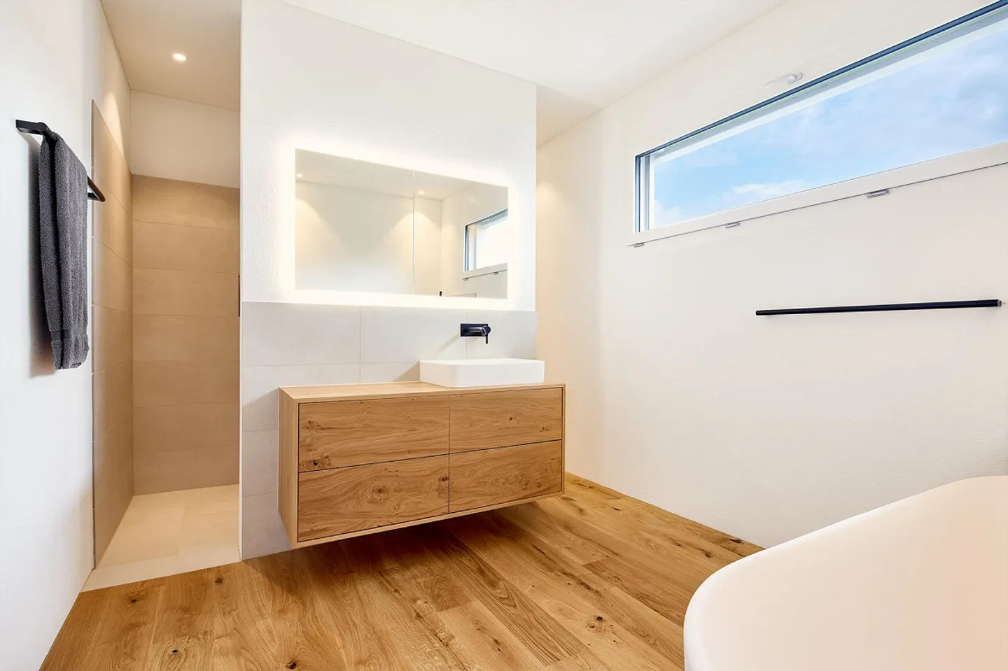 Appartement moderne de 4,5 pièces en rez-de-chaussée dans une maison bifamiliale - Photo 4 sur 10