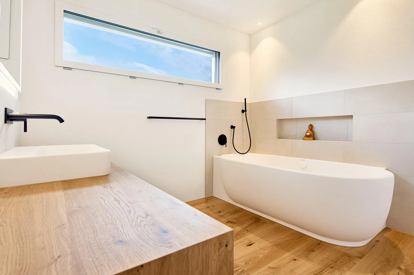 Appartement moderne de 4,5 pièces en rez-de-chaussée dans une maison bifamiliale - Photo 5 sur 10