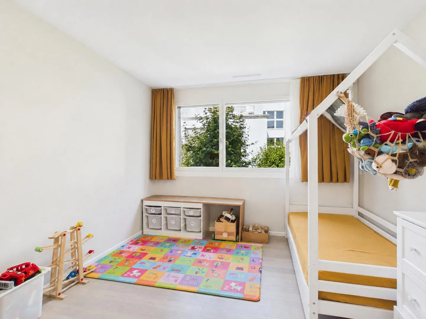 Bright 4.5-Room Minergie Apartment with Winter Garden and Balcony - Photo 9 of 15