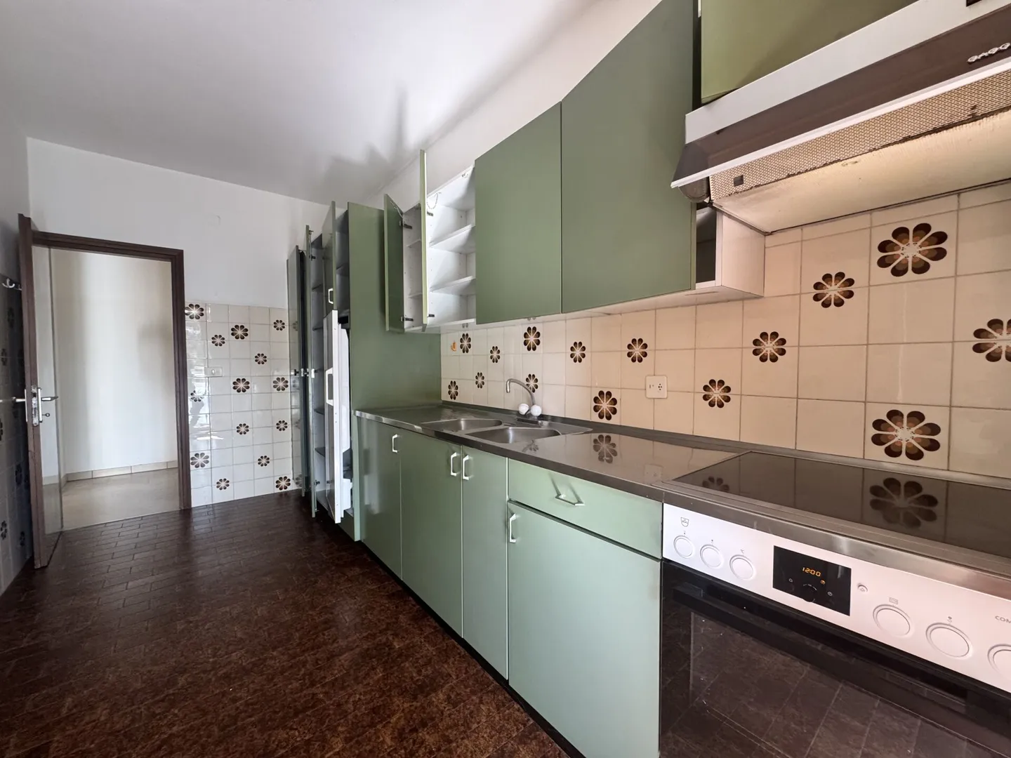 Bright, renovation-required apartment on the 5th floor - Photo 2 of 6
