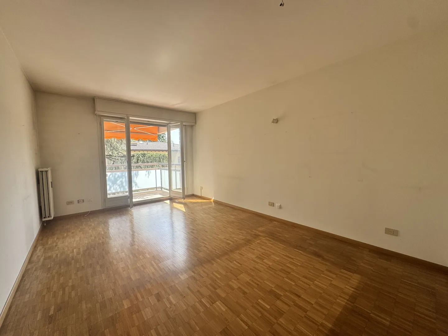 Bright, renovation-required apartment on the 5th floor - Photo 3 of 6