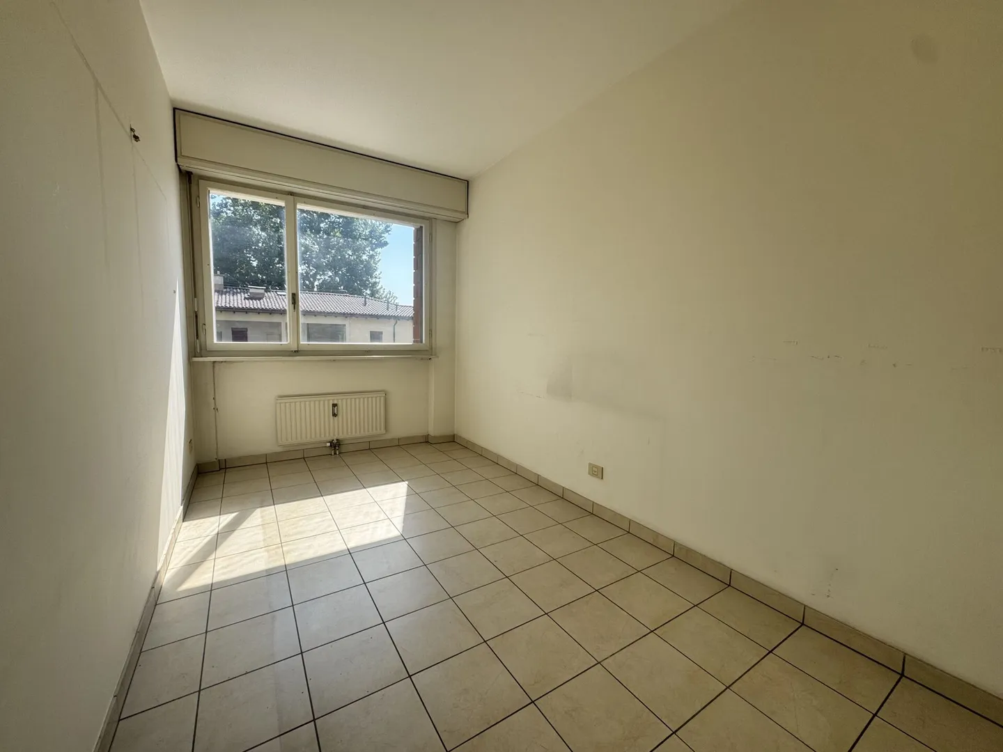 Bright, renovation-required apartment on the 5th floor - Photo 4 of 6