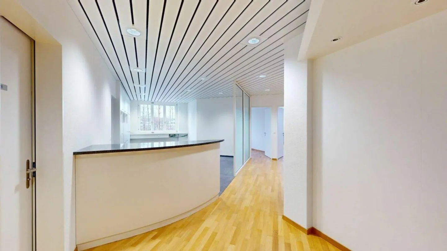 139 m2 Uffici/Sale di Pratica nel Cuore di Sursee - Foto 2 di 11