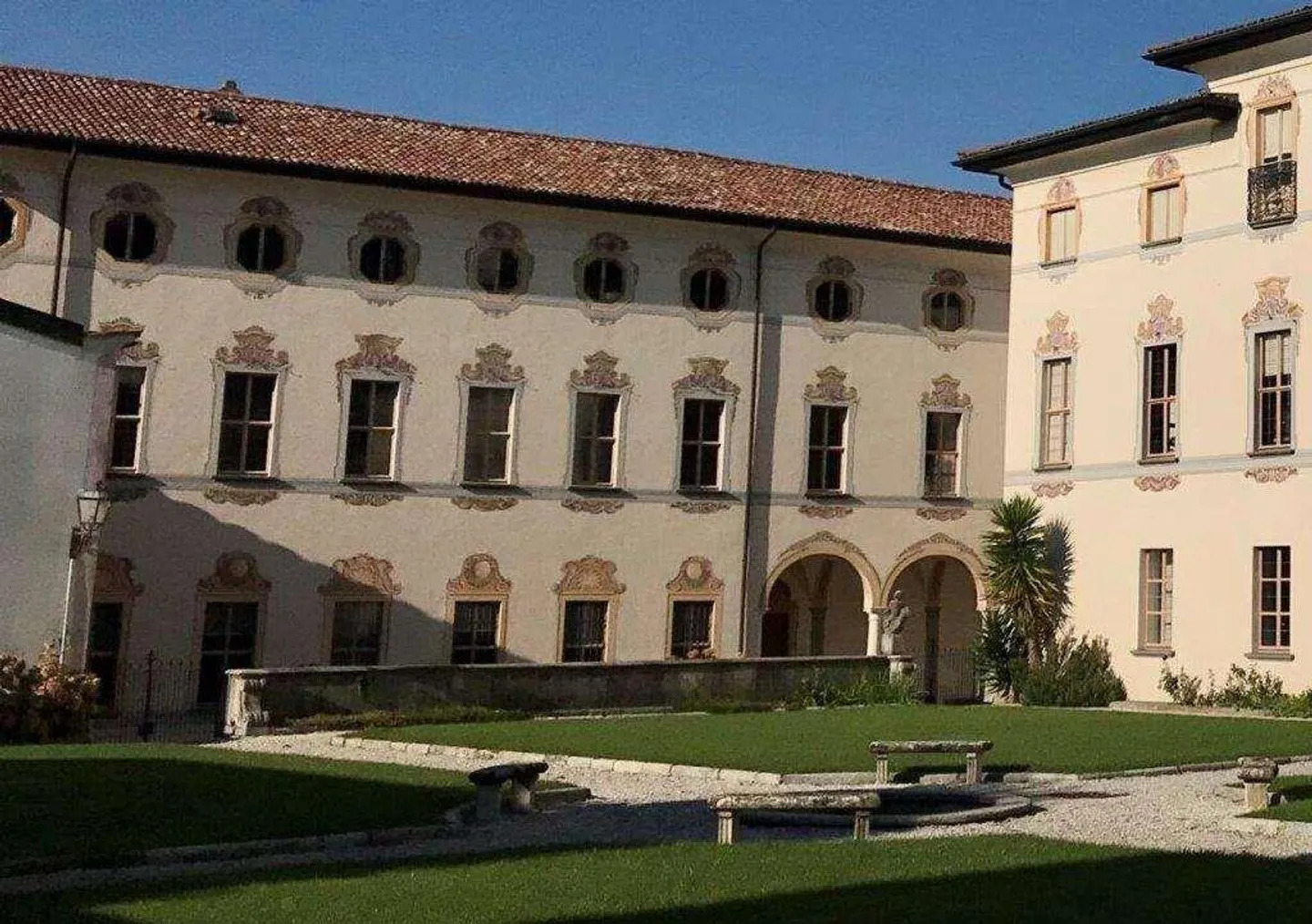 MENDRISIO CENTER: PRESTIGIOUS OFFICE IN THE POLLINI PALACE - Photo 3 of 10