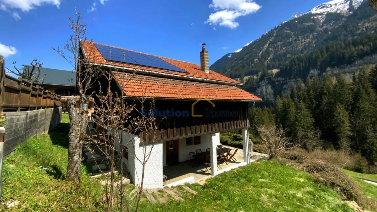 Large 8-room chalet close to the center - Photo 2 of 15