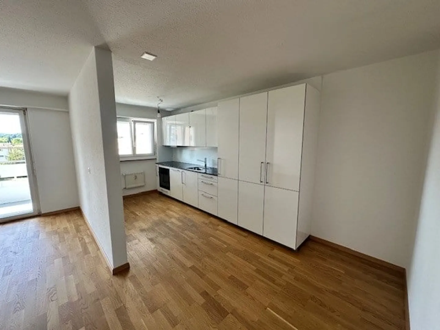 Moderno appartamento di 3,5 stanze con balcone e accesso alla terrazza sul tetto - Foto 9 di 16