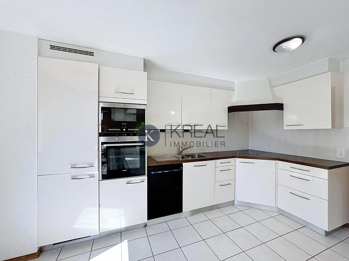 Spacious apartment with potential and unique outdoor spaces - Photo 2 of 8