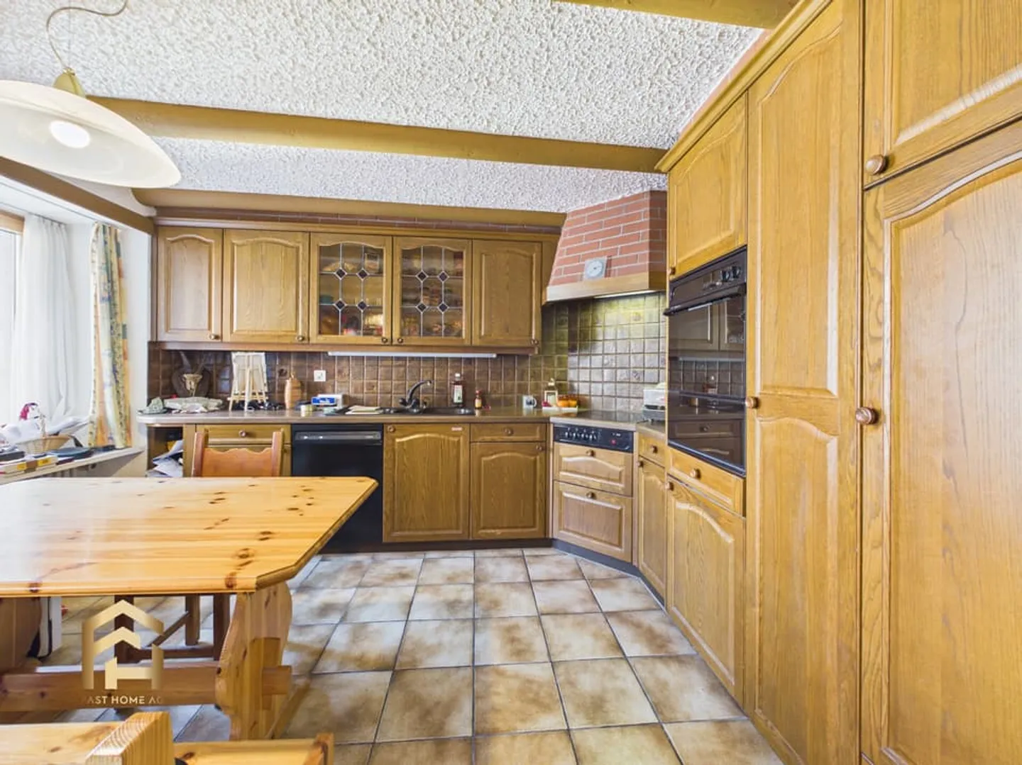 Appartement spacieux de 4,5 pièces avec 2 balcons au centre de St. Niklaus - Photo 4 sur 13