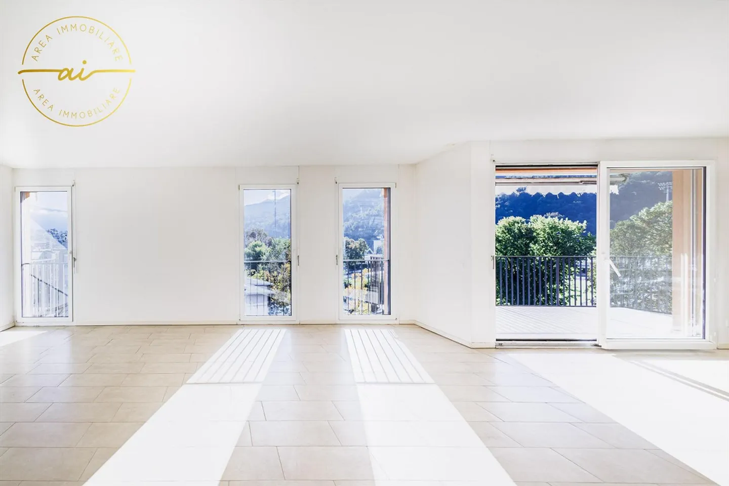 HELLER PENTHOUSE MIT 5 ZIMMERN UND GROSSER TERRASSE IN CHIASSO - Foto 2 von 13