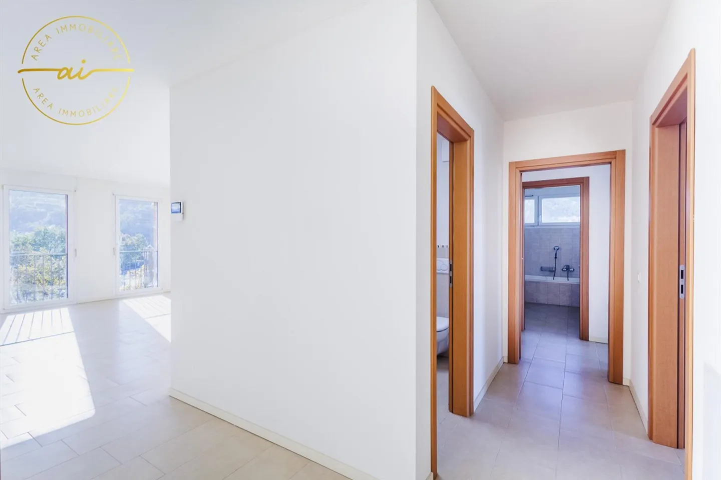 HELLER PENTHOUSE MIT 5 ZIMMERN UND GROSSER TERRASSE IN CHIASSO - Foto 8 von 13