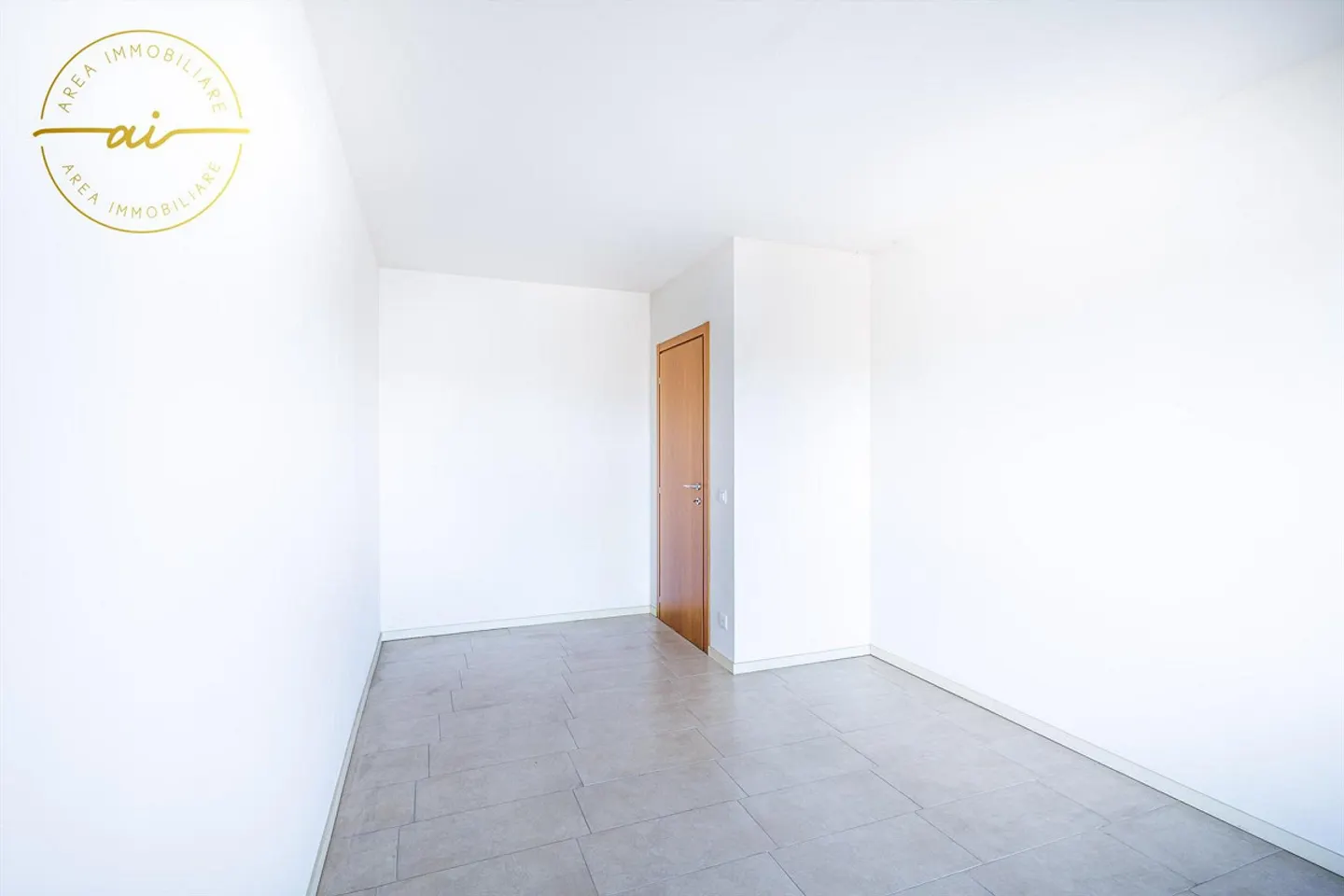 HELLER PENTHOUSE MIT 5 ZIMMERN UND GROSSER TERRASSE IN CHIASSO - Foto 10 von 13